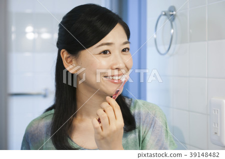 Toothpaste young woman dental care oral care 39148482