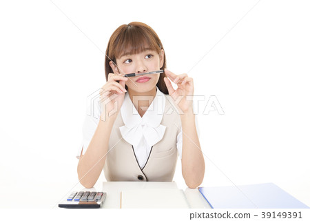 思考的女商人 39149391