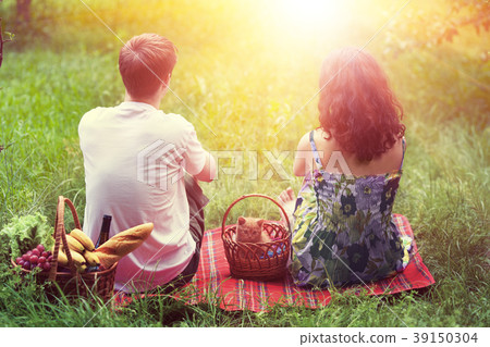 Young couple with kitten in a basket at a picnic Young couple with kitten in a basket at a picnic 39150304