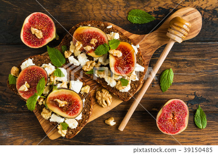 Healthy toasts with rye bread, fresh figs, honey Healthy toasts with rye bread, fresh figs, honey 39150485