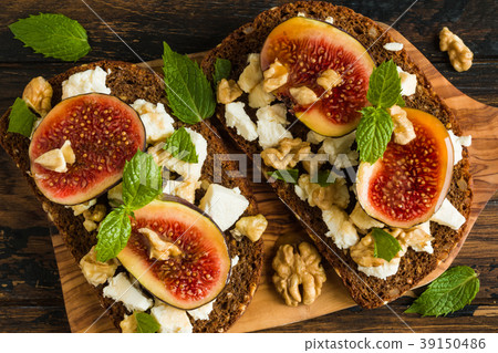 Healthy toasts with rye bread, fresh figs, honey 39150486