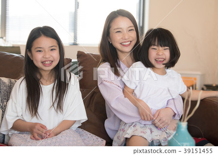 Two elementary school children sister and mother Two elementary school children sister and mother 39151455