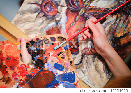 Artist's hand Paint a picture Artist's hand Paint a picture 39151603
