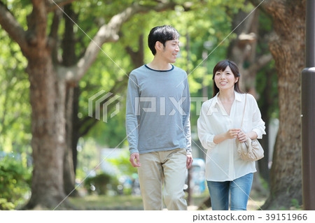 中間夫妻散步 39151966