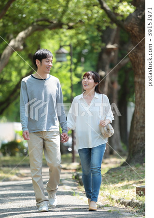 中間夫妻散步 39151971