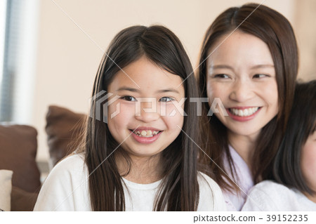 Two elementary school children sister and mother 39152235