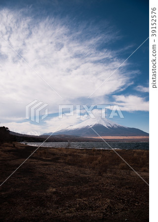 Fuji seen from Lake Yamanaka Fuji seen from Lake Yamanaka 39152576