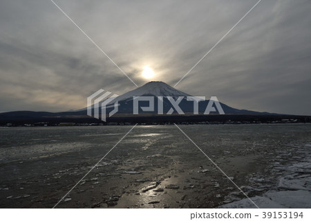 Four seasons of Fuji Five Lakes 39153194
