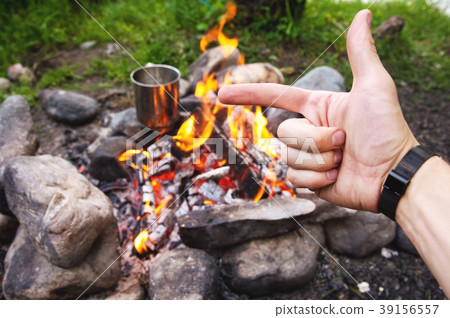 Men's hands are warming around the fire Men's hands are warming around the fire 39156557