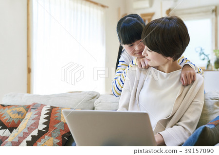 PC and mother and daughter PC and mother and daughter 39157090