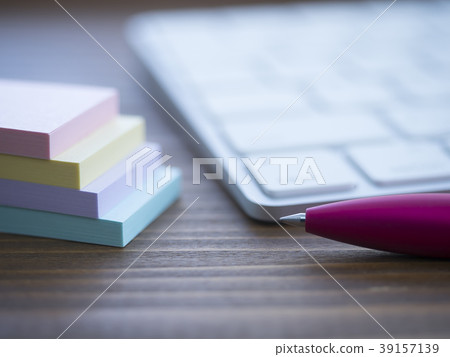 Business image · keyboard · sticky note · female 39157139