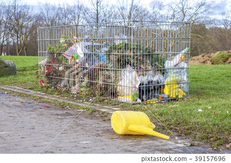 Green waste box of metal and watering can 39157696