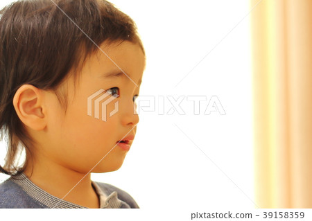 寶貝嚴肅的面孔 寶貝嚴肅的面孔 39158359