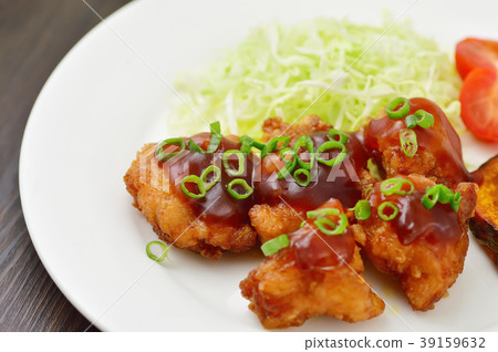 Fried chicken with sweet and sour sauce 39159632