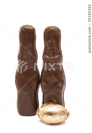 chocolate bunny isolated 39160382