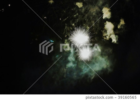 自然設計煙花的背景材料·白色銀色皇冠菊花與藍色煙霧的冷的發射煙花·水平位置 自然設計煙花的背景材料·白色銀色皇冠菊花與藍色煙霧的冷的發射煙花·水平位置 39160565