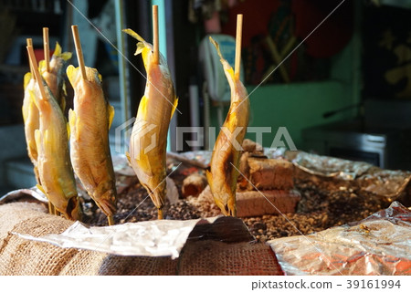 Grilled fish stabbed in salmon 39161994