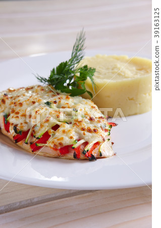 Fried chicken with pepper, zucchini, melted cheese 39163125