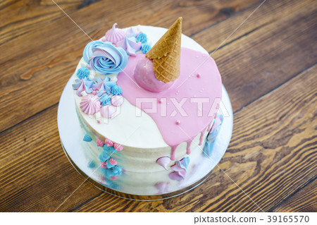 Delicious birthday or wedding cake 39165570
