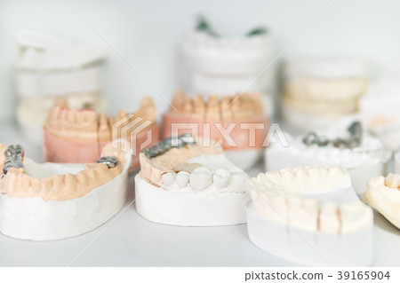 Cast of teeth from gypsum 39165904