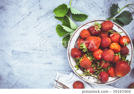Strawberry top space 39165908