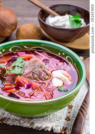 Bowl of borscht vertical 39165909