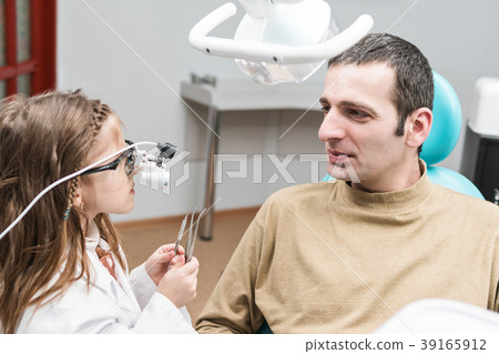 Child in the role of a dentist Child in the role of a dentist 39165912