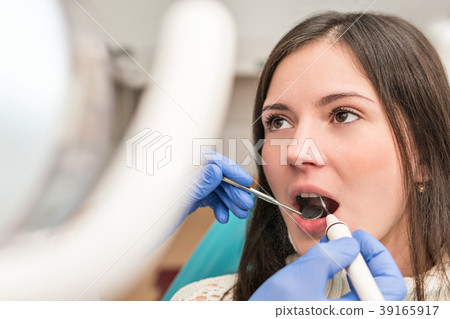 Ultrasonic cleaning of teeth 39165917