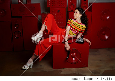 Studio fashion shooting.The girl in a bright Studio fashion shooting.The girl in a bright 39167113