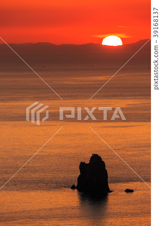 Sunset on the corner from Ono-cho, small-angle sunset on Nagakaki Sunset Road [Ono-cho, Nagasaki-shi, Nagasaki Prefecture] 39168137
