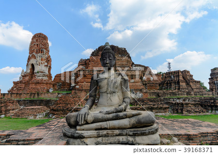 Ayutthaya ruins-Buddha statue of Wat Mahathat 39168371