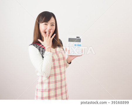Surprised woman holding a calculator 39168899