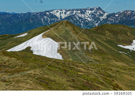 Snow mark hill mark and Naeba mountain seen from the ridge line of Sennokurayama Snow mark hill mark and Naeba mountain seen from the ridge line of Sennokurayama 39169105