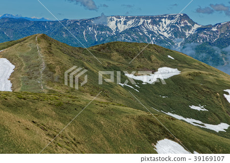 從Sennokurayama的山脊線看的雪標記小山標記和Naeba山 39169107