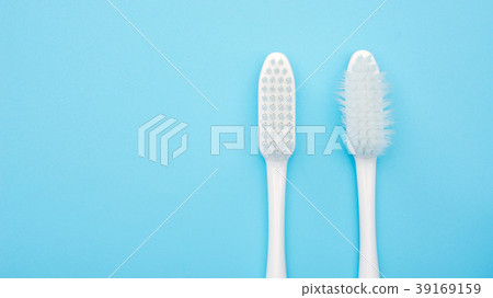 The old toothbrush and new toothbrush The old toothbrush and new toothbrush 39169159