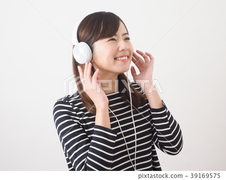 聽到與耳機的音樂的婦女 39169575