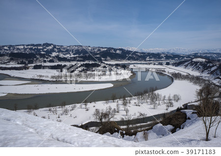 Snow scene Shinano River 39171183