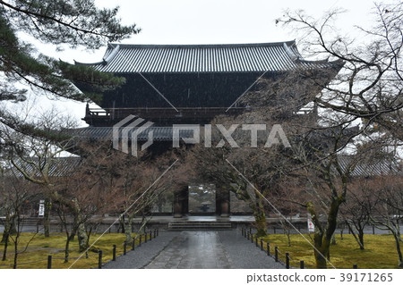 南禪寺三門冬雨 39171265