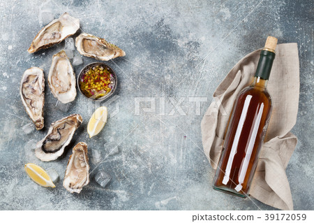Fresh oysters and white wine 39172059