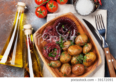 Grilled octopus with small potatoes 39172091