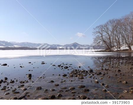 Lake shore winter 39173903