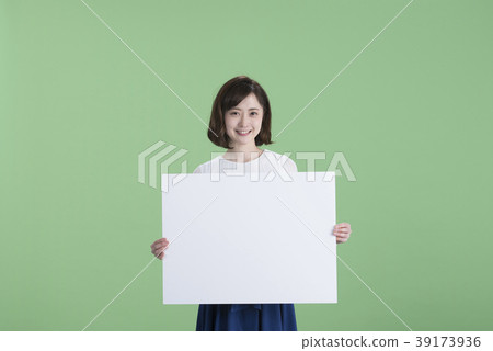 年輕女子白板介紹 年輕女子白板介紹 39173936