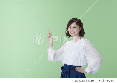 Woman posing green back 39173950
