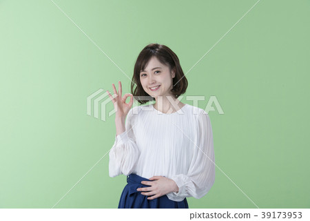Woman posing ok green background 39173953