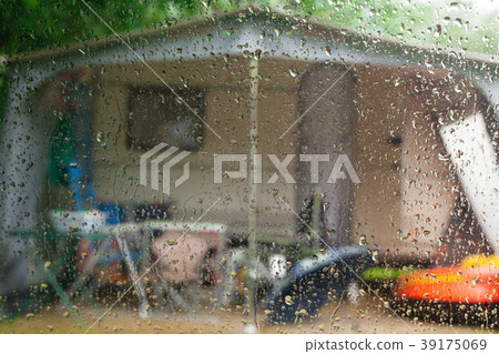 Rainy day in a caravan. 39175069