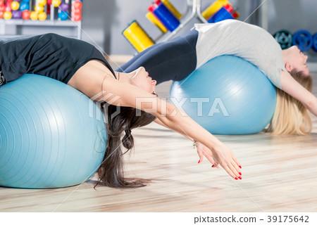 women classes in a group with gymnastic balls women classes in a group with gymnastic balls 39175642