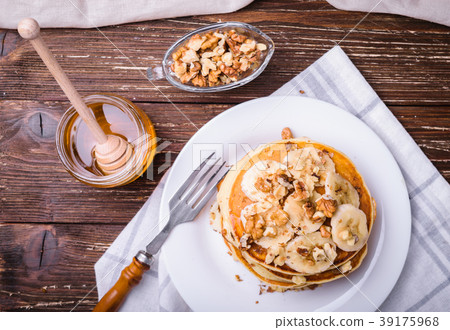 Pancakes with banana, walnuts and honey Pancakes with banana, walnuts and honey 39175968