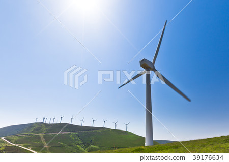 Wind turbine with more behind, horizontal shot 39176634