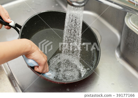 女人洗煎鍋 39177166