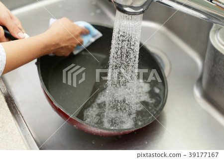 女人洗煎鍋 39177167